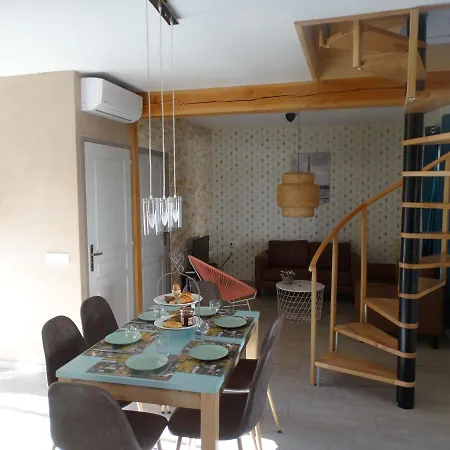 度假居 Elegant Mansion With Swimming Pool, Terrace, Sun-loungers