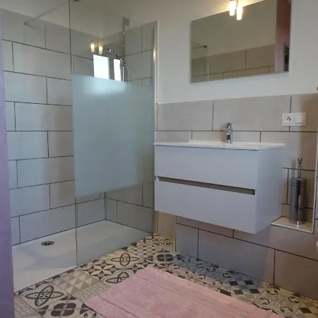 度假居 Elegant Mansion With Swimming Pool, Terrace, Sun-loungers